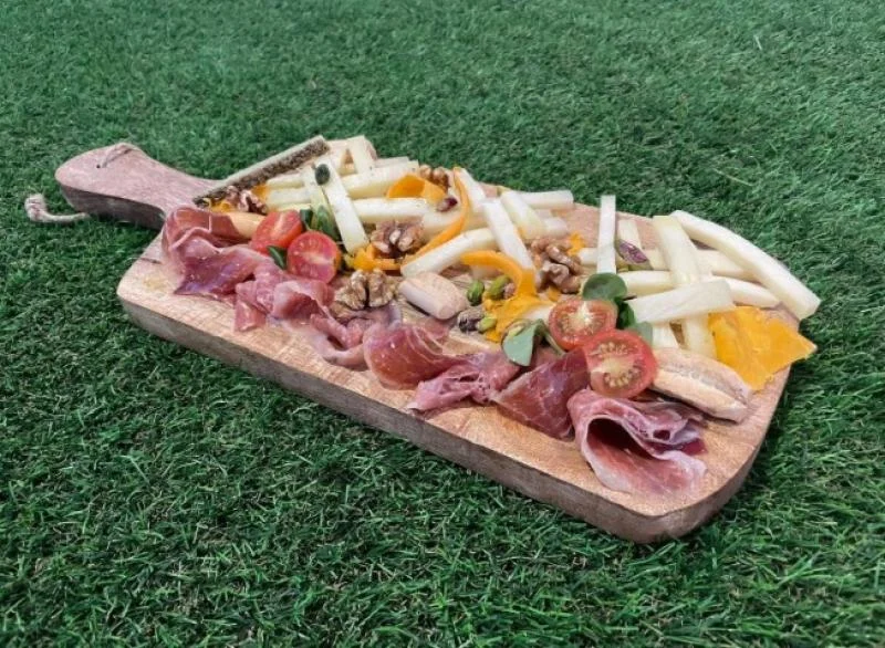Tabla de jamón con surtido de quesos