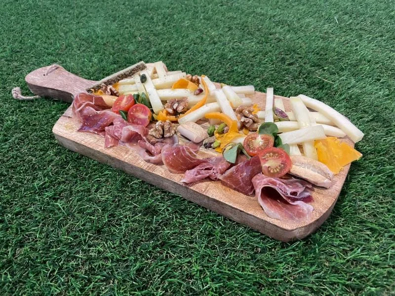 Tabla de jamón con surtido de quesos